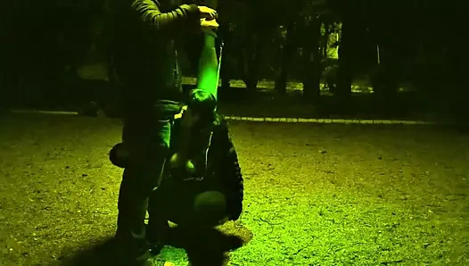 Orta yaşlı seksi fahişe halka açık bir yerde tasmayla sakso çekiyor