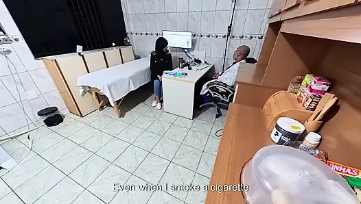 Гинеколог провел анальный секс и оставил сперму внутрь пациентки.