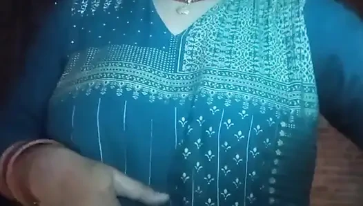 Новая бхабхи показывает обнаженное пальцами