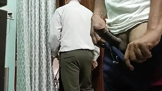 Hintli desi adam komşusuyla duş ve ustalık gösterisinin tadını çıkarıyor