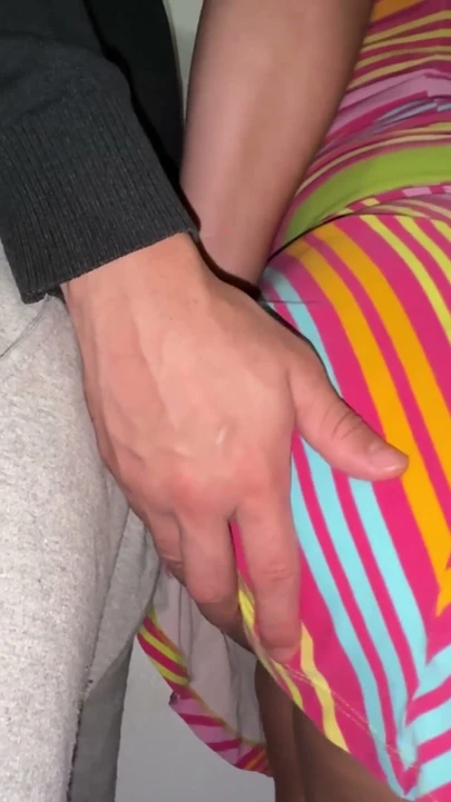 Garip sapık yarağını büyük götlü bir kadına kaydırıyor