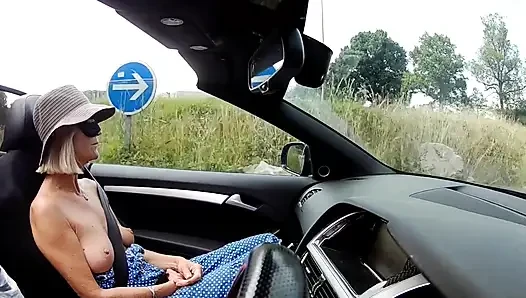 Titty Tuesday gözleri bağlı kamyon durağı eğlencesi