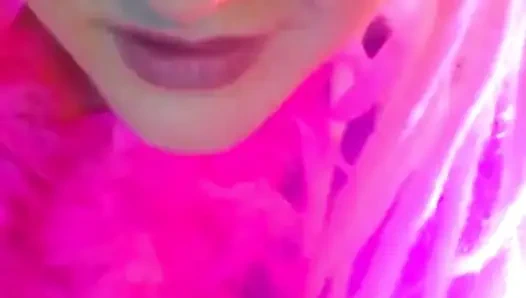 Elimde boşal ve küçük kadın kılıklı bir kaltak gibi sürtün