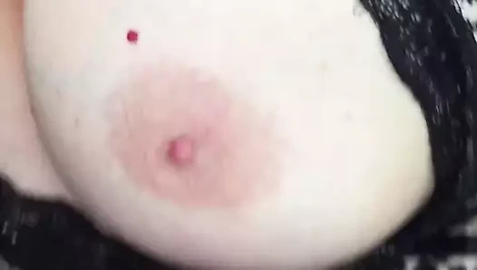 Karısının meme ucunu emmek