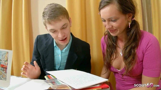 Sevimli bakire kız büyük yarak sınıf arkadaşı tarafından kızlığını bozma seksi için baştan çıkarıyor