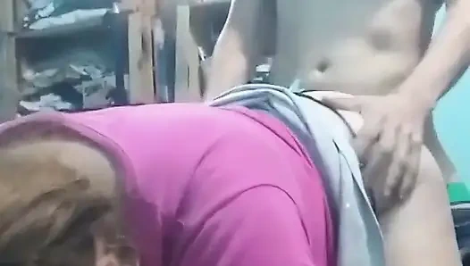 Götünü emiyor, cep telefonuyla kayıt yaparken onu domaltarak sikiyorum