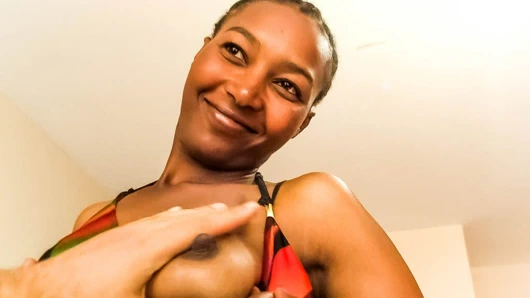 Güzel Doğu Afrikalı, gerçek porno dökümünde sahte bir iş için yalvarıyor