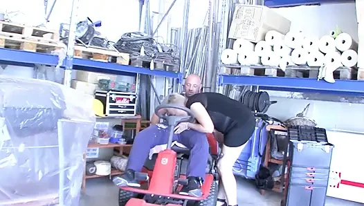 Olgun sarışın çim biçme makinesinde genişçe esnetiliyor ve döl damlıyor