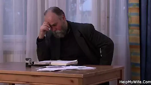 Yaşlı koca sarışın karısını başka bir yarağa binerken izliyor