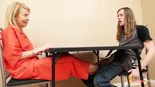 Orta yaşlı seksi mahkumla ayakla mastürbasyon