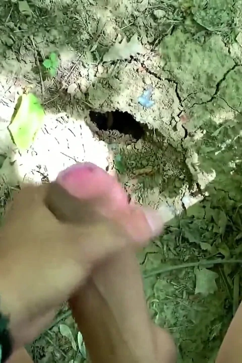 Açık havada yerdeki deliğe boşalma