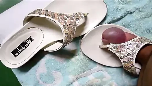 Cum içinde komşular beyaz parmak arası terlik