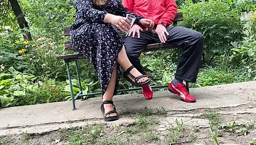 Olgun üvey annem parkta açık havada sikimi sağıyor
