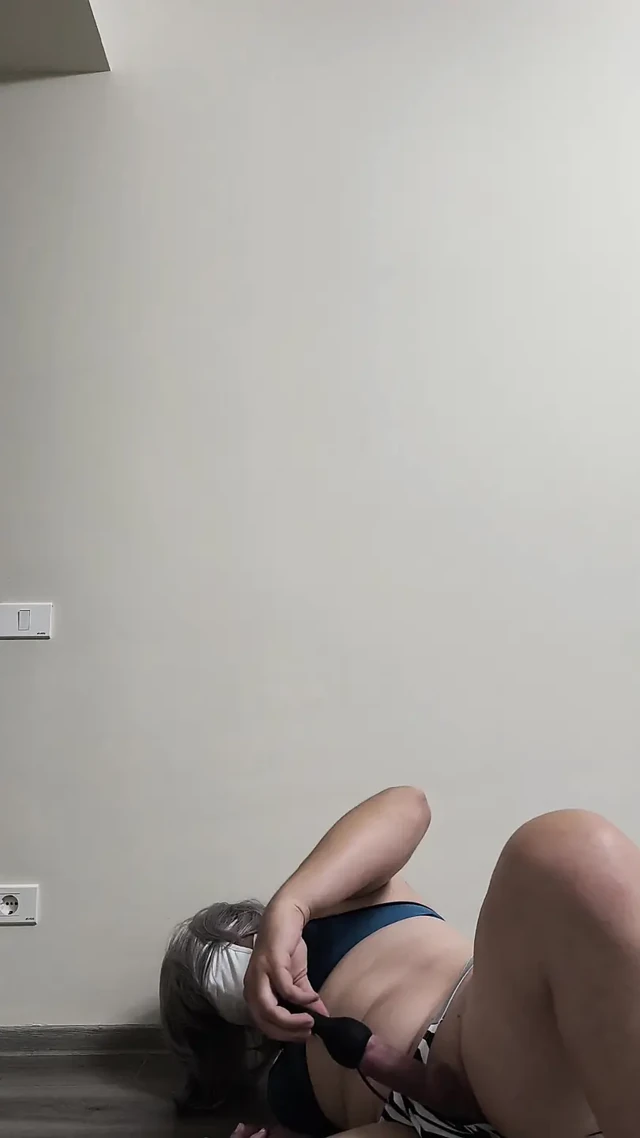 Şişkin tangalı travesti titreyen göt ve yarak