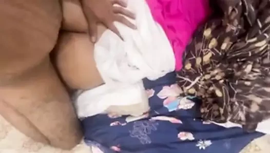 Hintli kadın günde iki kez domaltarak sikişiyor