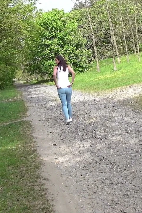 Kızların işemeye geldiği Got2Pee'den Denims Down