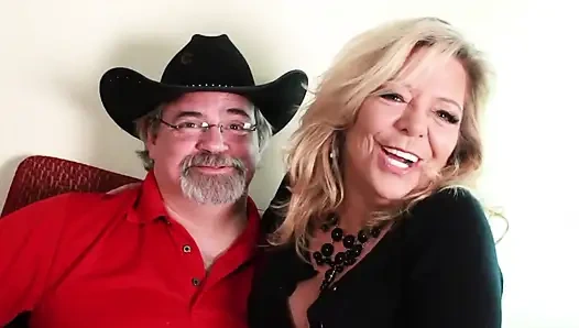 Olgun genç adamla sikişirken kocası izliyor