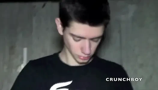 Flo Adams Bastian tarafından prezervatifsiz sikiliyor