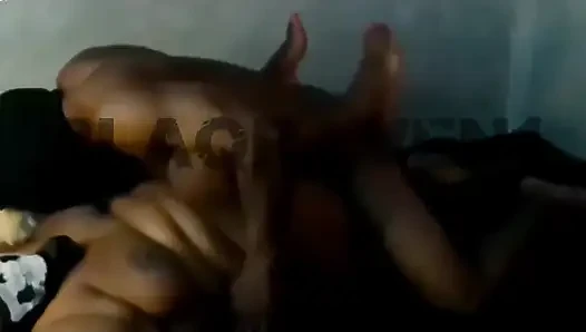 Ejass sert sikiliyor ve keskin inleyerek çığlık atıyor