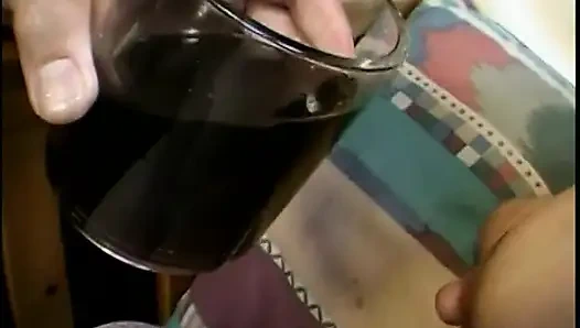 Asyalı kız senin için aynada göğüslerini sağıyor