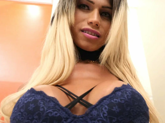 Büyük götlü latin transeksüel bebek Nicoly yakın anal sikiliyor