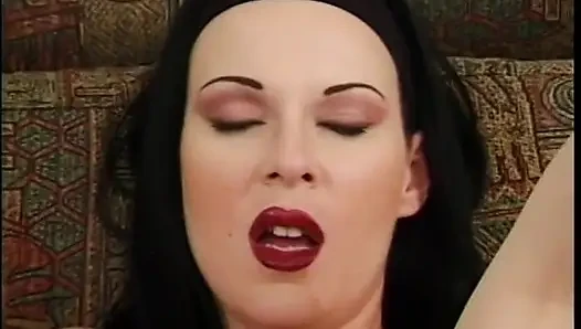 Büyük sert yarak emip sikişmeyi seven biseksüel bir adamla seksi hatun