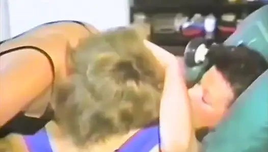 İki klasik lezbiyen dildo ve dildolarla sikişiyor