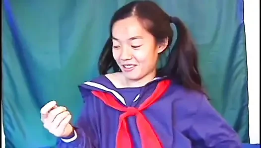 Azgın genç kız öğretmeninin aygır yarağını emiyor