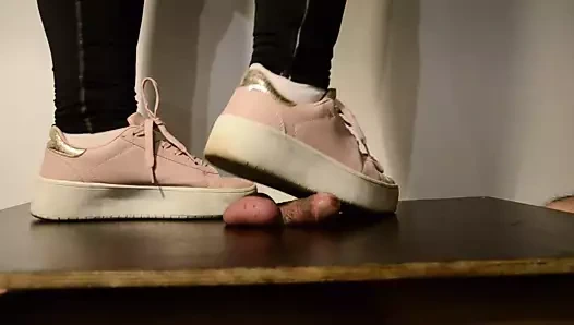 horoz ve top çiğneme içinde horoz masa