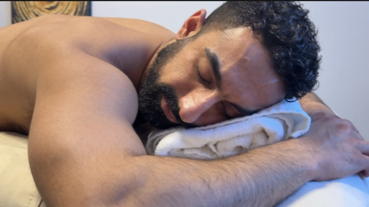 Hairy Middle Eastern guy gets his first happy ending massage