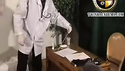 sevimli sarışın twink var onun ilk fiziksel muayene