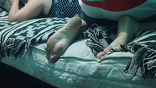 Ona masaj yaparken elbisesini çıkarıyor