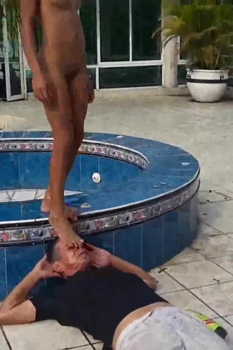 Açık havada işeme üçlü seks eğlencesi