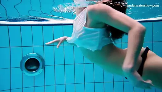 Alla birtakik sualtı sıcak kedi gösterir