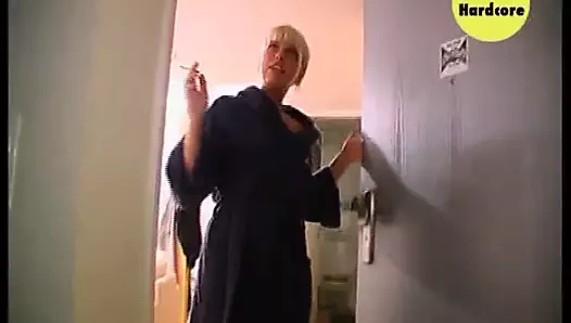 Auf Hausbesuch bei Nutte Sandra sie empfaengt taeglich mehrere Kunden