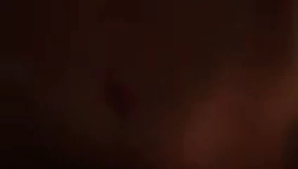 Kelepçeli kadın erkeğine biniyor