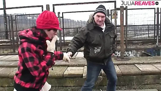 Azgın hatun ayak yolu boyunca sert sikildikten sonra göğüslerine boşalıyor