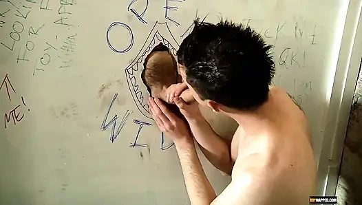 Brad'ın umumi tuvalet eğlencesi