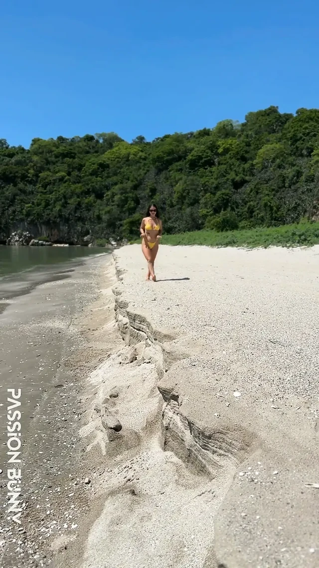 Seksi Sarı Bikini Teşhiri Ve Herkesin Içinde Eğlence