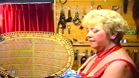 Hollandalı boyun eğme kadın 2 sahne