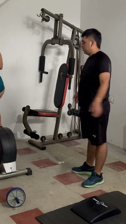 Spor salonunda başka kimse yoktu, bu yüzden baştan çıkarmalar yaptılar | Klip 1