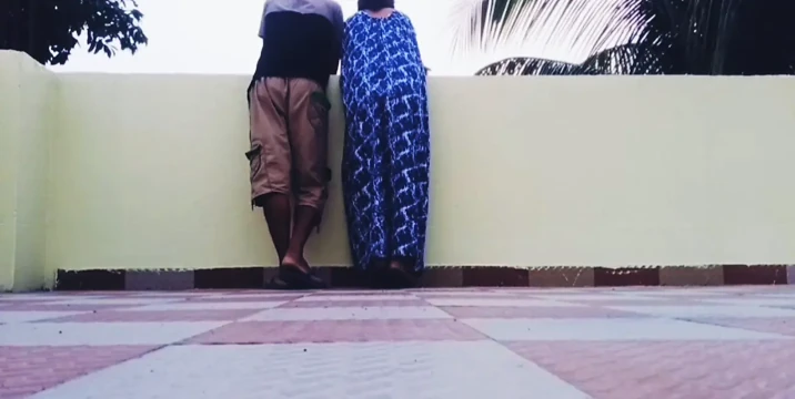 Kıvrımlı doğal Bhabi, iri sikli zayıf Devar'ı beceriyor