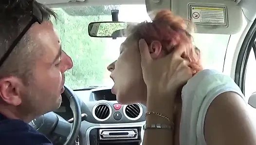 Bu sürtük İtalyan için kazıyıcıda sikiş ve yüzüne boşalma