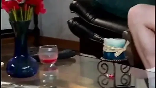 Utangaç çıplak genç kız yetişkin filmi için seçmeler yapıyor, emiyor ve sikişiyor