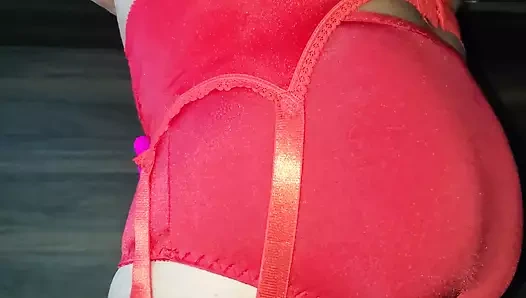 Kırmızı naylon nine külotuma boşalıyorum, vibratörle