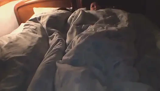 İki ateşli Japon kız Asyalı bir yarağı emiyor!