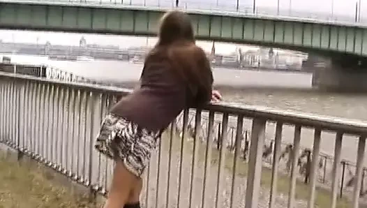 Bir sıcak sarışın hatun itibaren almanya hoş bir sert pecker içinde kamu