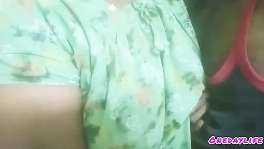 Genç oğlan oyun alanında egzersiz yapan tamil evli kadınla seks yapmaya çalışıyor