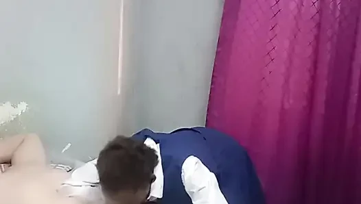 Student zuigt mijn blanke pik en berijdt de pik van stiefvaders