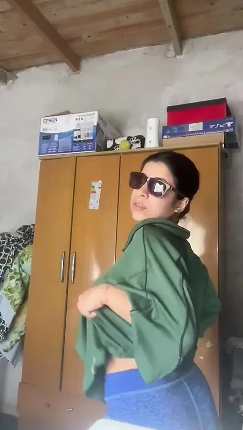 Selene kamera önünde tadını çıkarıyor ve yeni gözlüklerini gösteriyor.